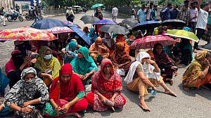 তেজগাঁওয়ে নাসা গ্রুপের শ্রমিকদের সড়ক অবরোধ, যানজট