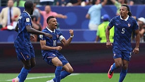 ‘৪ ঘন্টার ম্যাচে’ এমবাপের ২ গোল, নকআউটে ফ্রান্স