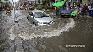 Downpour lashes Dhaka, causes waterlogging