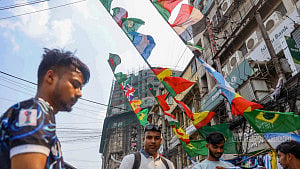 ফুটবল বিশ্বকাপ উন্মাদনায় পতাকা টাঙাতে সতর্কতা