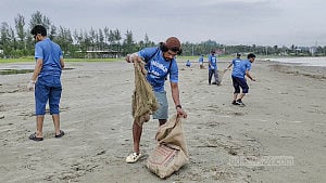 Cleanup drive at Cox's Bazar beach