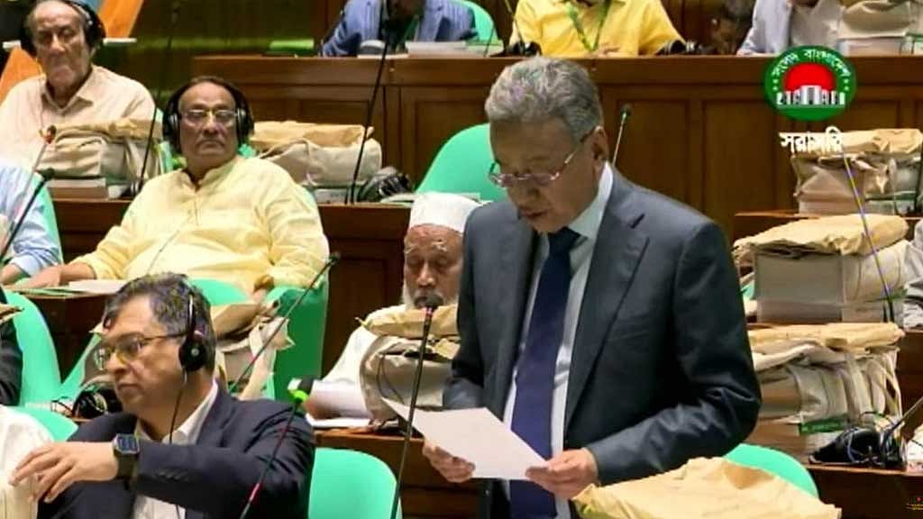 ৯ লাখ ৩৮ হাজার কোটি টাকার বাজেট দিচ্ছেন অর্থমন্ত্রী আমির খসরু