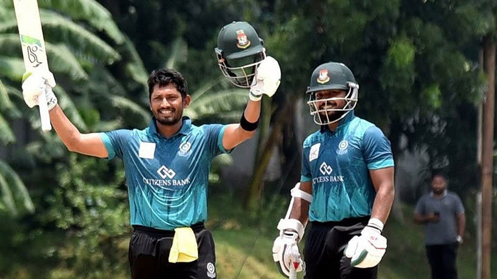 ১২ ছক্কায় পারভেজের ১৫০, ৯ ছক্কায় এনামুলের ১৪১