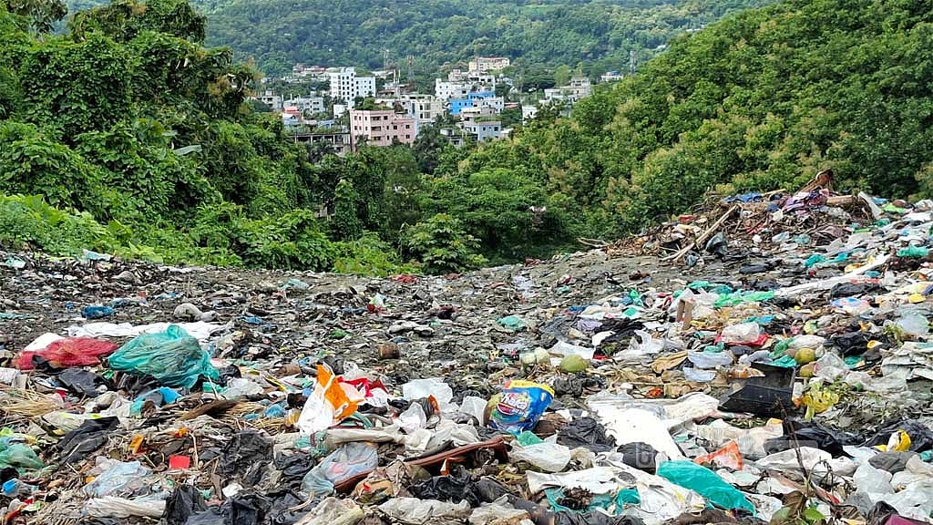 যেখানে ময়লা-আবর্জনা ফেলা হয়, তার আরেকপাশে সাঙ্গু নদী। বৃষ্টি পড়লে এসব আবর্জনা ধুয়ে গিয়ে পড়ে নদীতে।