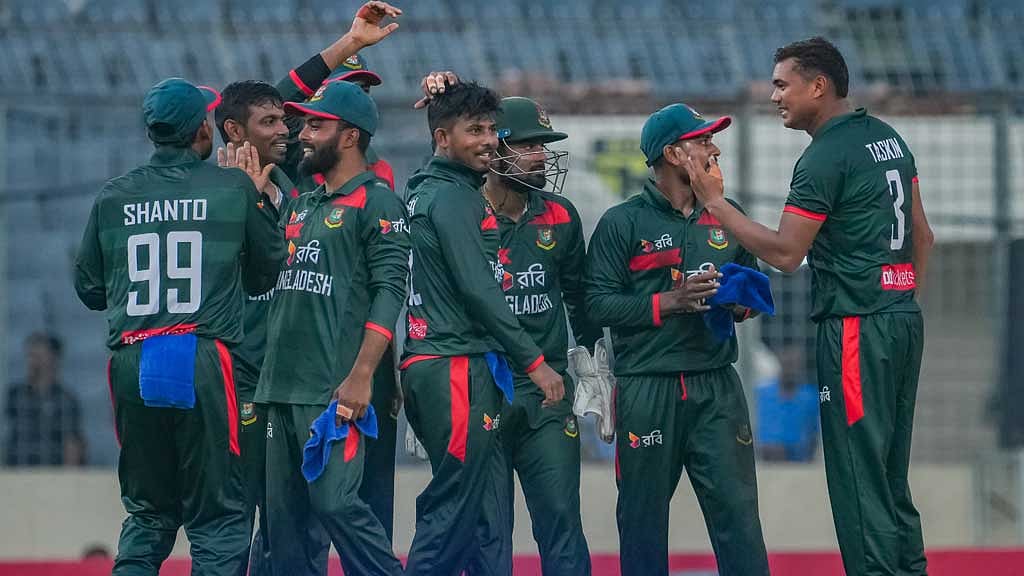 তাসকিনের জোড়া আঘাতের পর বৃষ্টিতে খেলা বন্ধ