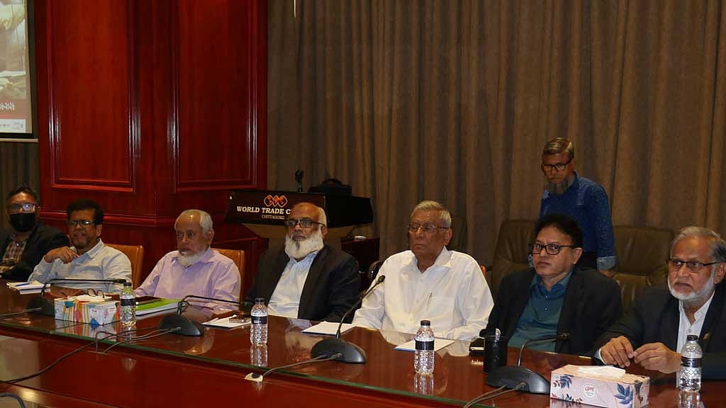 চিটাগাং চেম্বারের বাজেট প্রতিক্রিয়া অনুষ্ঠানে অংশগ্রহণ করেন সংগঠনের সাবেক ও বর্তমান নেতারা।