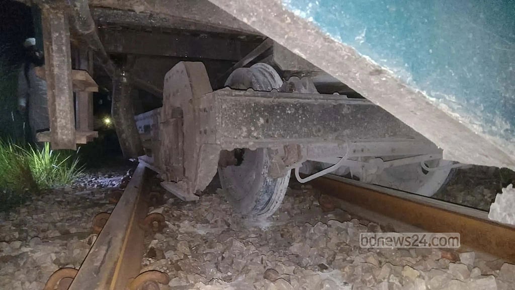 Derailment, breakdown snap Ctg rail links