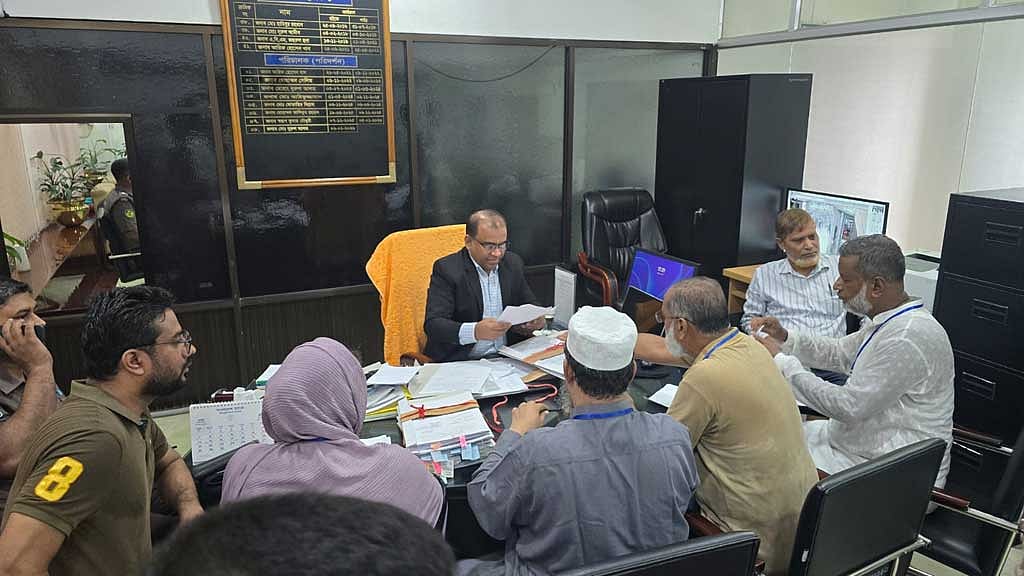 বাংলাদেশ ব্যাংকের চট্টগ্রাম আঞ্চলিক কার্যালয়ে স্মারকলিপি দিয়েছেন একীভূত ব্যাংকগুলোর আমনতকারীরা।