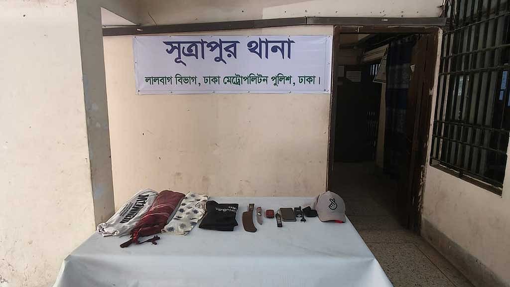 গ্রেপ্তারদের কাছ থেকে উদ্ধার হওয়া ধারাল অস্ত্রসহ অন্যান্য জিনিসপত্র। 