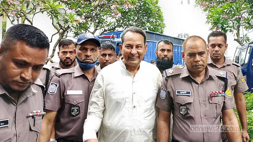 রায়ের আগে ট্রাইব্যুনাল প্রাঙ্গণে ইনু। 