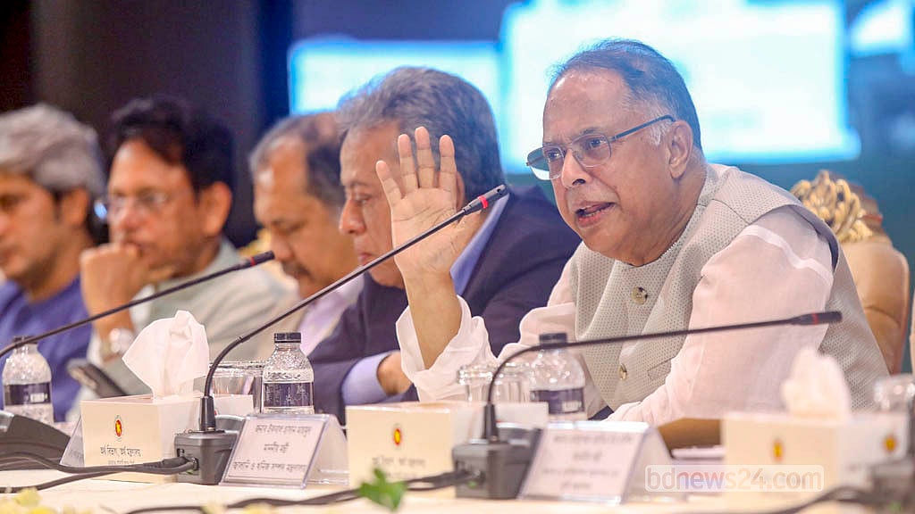 ঢাকার ওসমানী স্মৃতি মিলনায়তনে বাজেট পরবর্তী সংবাদ সম্মেলনে বিদ্যুৎ ও জ্বালানিমন্ত্রী ইকবাল হাসান মাহমুদ টুকু। ছবি: শামছুল হক রিপন