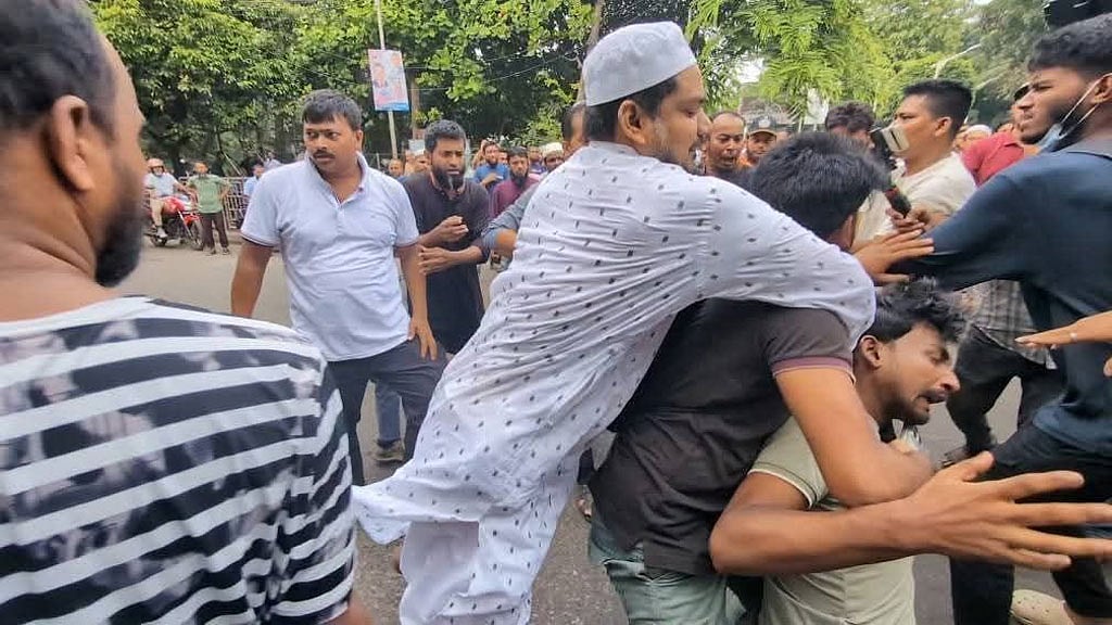 Jamaat activists accused of beating journalist in Dhaka