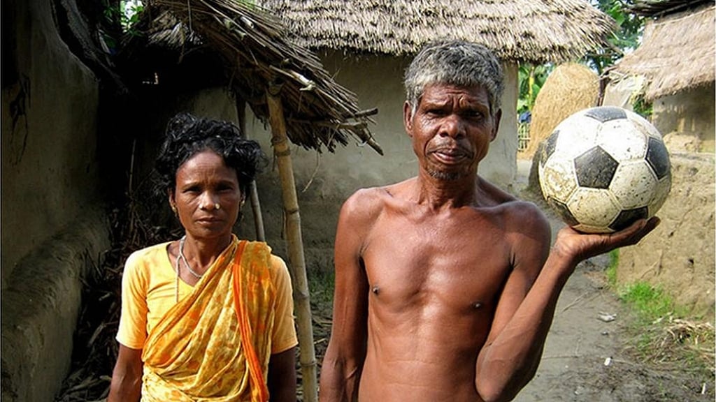 ফুটবল হাতে কড়া আদিবাসীদের মাহাতো জগেন কড়া, ছবি: সালেক খোকন।