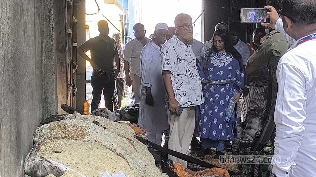 মাদারীপুরে টিসিবির গুদামে অগ্নিকাণ্ড, পুড়েছে অন্তত ১০ লাখ টাকার পণ্য