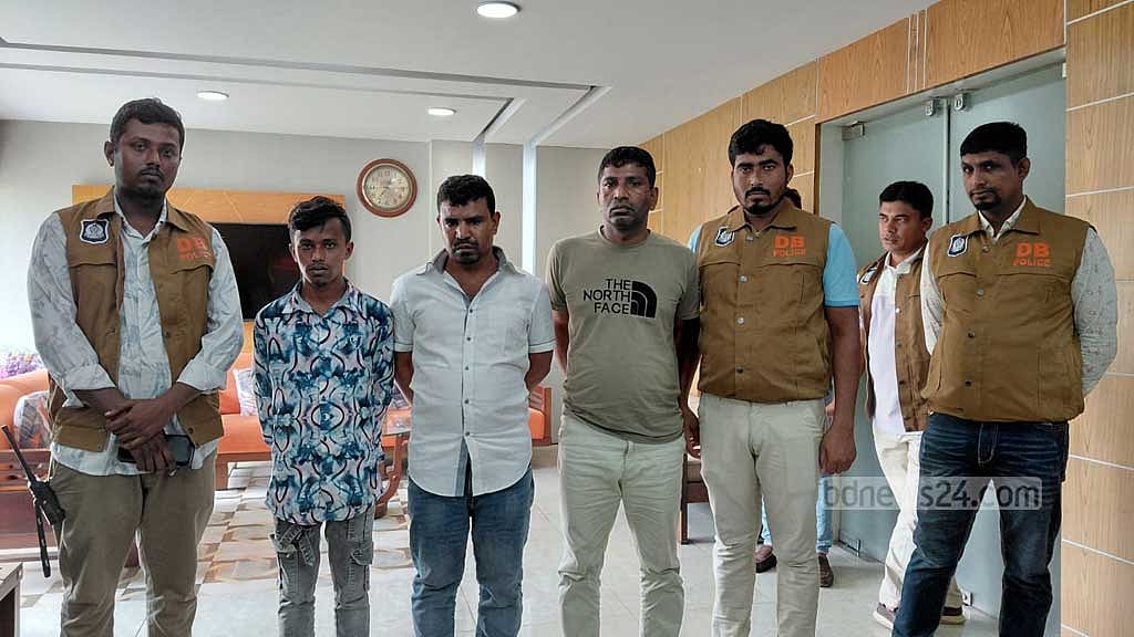 গ্রেপ্তাররা হলেন- নারায়ণগঞ্জের রূপগঞ্জ উপজেলার চনপাড়া এলাকার আবু হাসান, বাবু ও সবুজ।