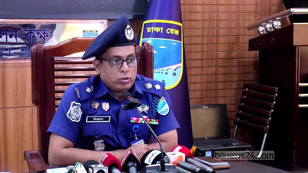 জাকির হোসেন হত্যার ঘটনা বিষয়ে শনিবার সংবাদ সম্মেলনে কথা বলেন ঢাকা মহানগর পুলিশের (ডিএমপি) লালবাগ বিভাগের উপকমিশনার মুহাম্মদ তালেবুর রহমান