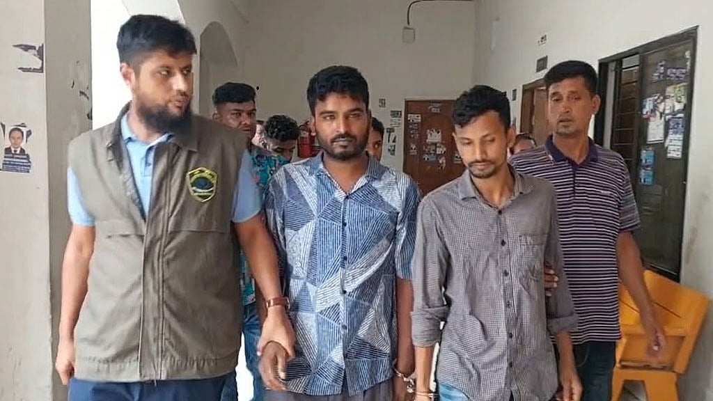 আদালতে দুই আসামি রঞ্জন ভদ্র ও রেজাকুল ইসলাম।