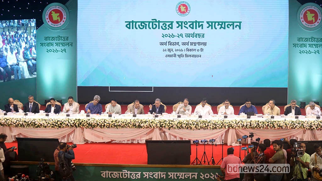 বাজেটোত্তর সংবাদ সম্মেলনে অর্থমন্ত্রী আমির খসরু মাহমুদ চৌধুরীর সঙ্গে ছিলেন মন্ত্রিপরিষদের সদস্যসহ সরকারের ঊর্ধ্বতন কর্মকর্তারা। ছবি: শামছুল হক রিপন