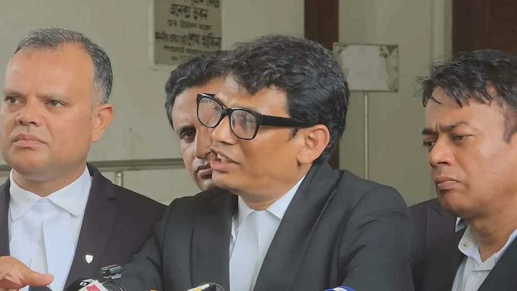 সুপ্রিম কোর্ট এনেক্স ভবনের সামনে ব্যারিস্টার সৈয়দ সায়েদুল হক সুমনের আইনজীবীদের সংবাদ সম্মেলন। 