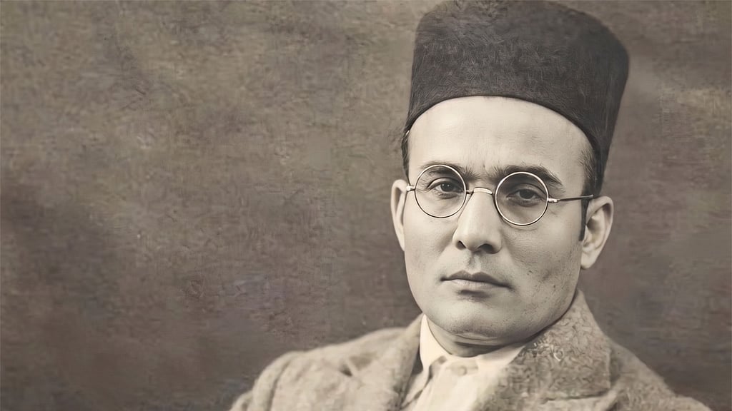 ভিনায়ক দামোদর সাভারকার (১৮৮৩–১৯৬৬)। তিনি হিন্দুদের একটি জাতি হিসেবে সংজ্ঞায়িত করে 'পিতৃভূমি ও পুণ্যভূমি উভয়ই ভারতবর্ষ'—এই তাত্ত্বিক ধারণার ওপর ভিত্তি করে হিন্দুত্ববাদের সূচনা করেন।