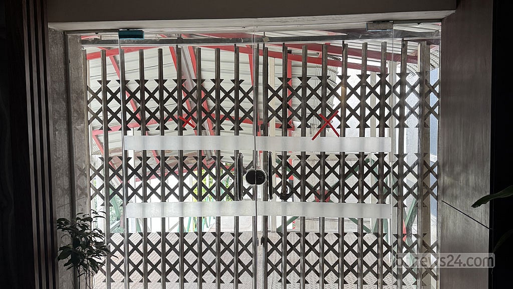 The gate leading from the Finance Division to the Financial Institutions Division in the Secretariat remained locked at 9:06am on Thursday, Jun 25, 2026.