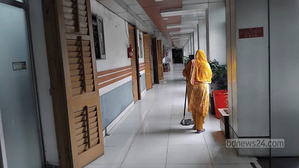 No senior officials were present at the Ministry of Religious Affairs in the Secretariat at 9:10am on Thursday, Jun 25, 2026, with only a cleaning worker sweeping the balcony.