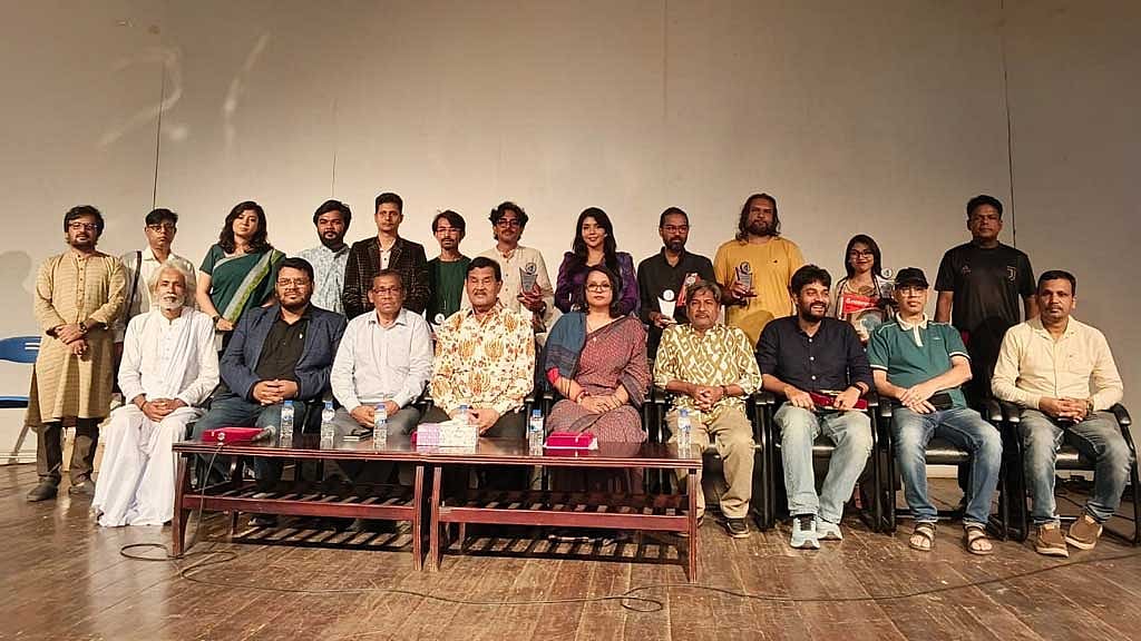 শিল্পকলা একাডেমির জাতীয় চিত্রশালা মিলনায়তনে সোমবার ‘১ মিনিট পরিবেশ চলচ্চিত্র উৎসব’ এর উদ্বোধনীতে অতিথিদের সঙ্গে সংশ্লিষ্টরা। 