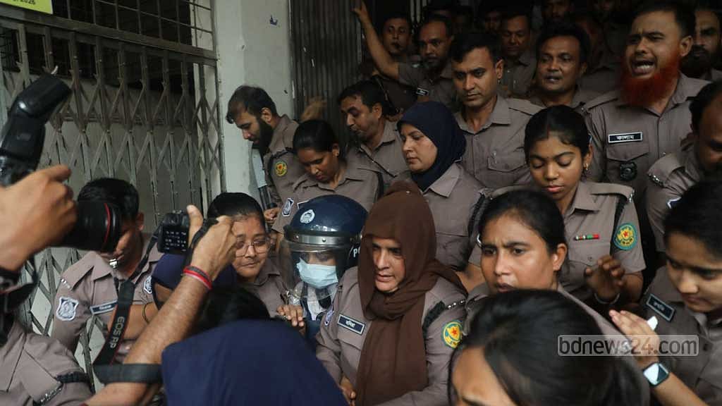 দণ্ডিত স্বপ্না আক্তারকে রায়ের পর কারাগারে নেওয়া হচ্ছে।