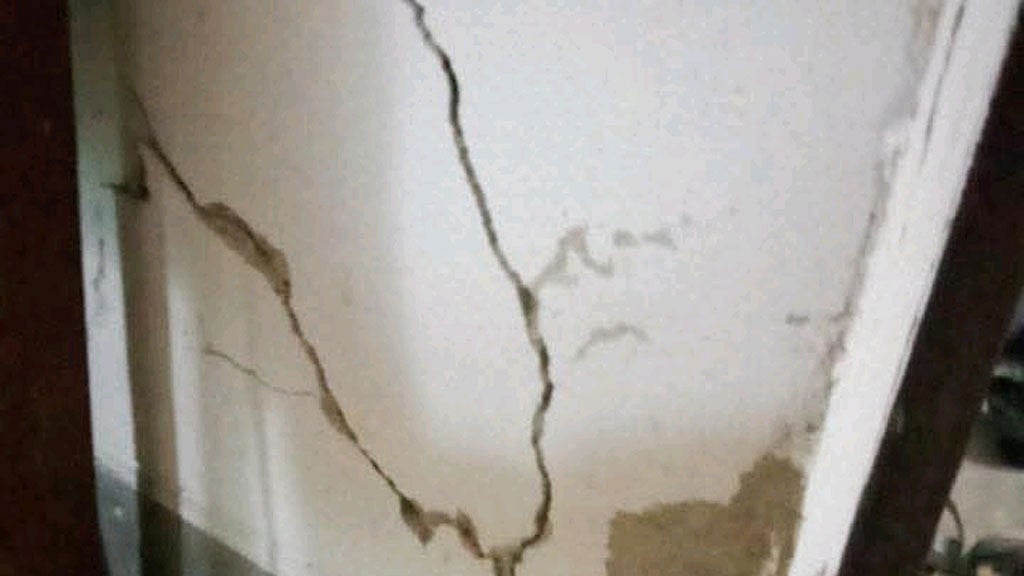 শাহজালাল বিজ্ঞান ও প্রযুক্তি বিশ্ববিদ্যালয়ের আয়েশা সিদ্দিকা হলের ‘সি’ ব্লকে ভবনের বিভিন্ন স্থানে ফাটল।