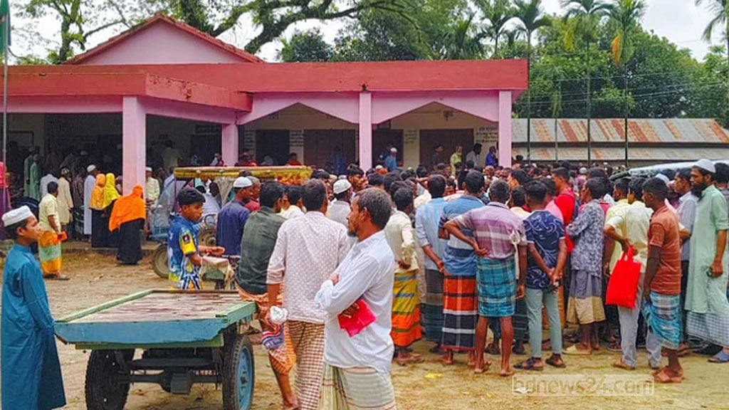সুনামগঞ্জের ধর্মপাশা উপজেলার পাইকুরাটি ইউনিয়নে সরকারি সহায়তার তালিকায় অনিয়মের অভিযোগ তুলে বিক্ষোভ করেছেন বন্যায় ক্ষতিগ্রস্ত কৃষকরা।
