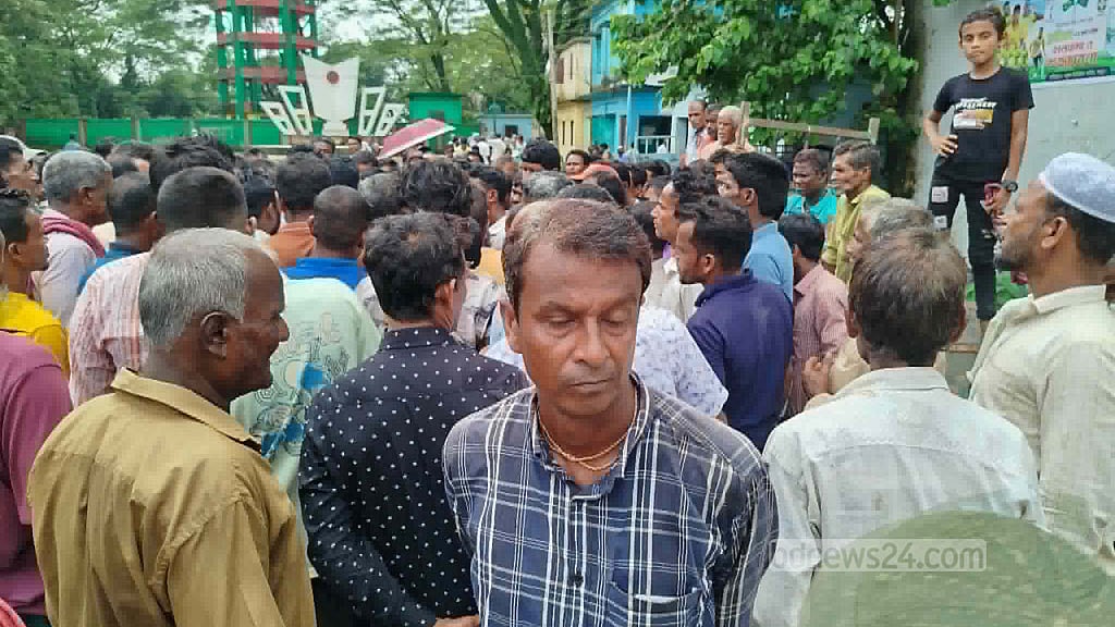 সুনামগঞ্জের শাল্লায় বিক্ষোভ মিছিল করেছেন তালিকা থেকে বাদ পড়া ক্ষতিগ্রস্ত কৃষকরা।