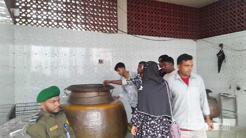 শাহজালাল মাজারের দান কীভাবে খরচ হয়, আইন কী বলে