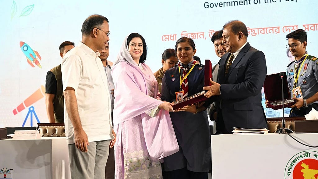 বিভিন্ন প্রকল্পে বিজয়ীদের হাতে ‘উদ্ভাবনী মেধাবী পুরস্কার’ তুলে ধরে তারেক রহমান ও তার সহধর্মিণী জুবাইদা রহমান।