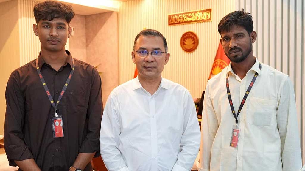 প্রধানমন্ত্রী তারেক রহমানের সঙ্গে তরুণ উদ্ভাবক সাজ্জাদুল ইসলাম (বামে)। ছবি পিএমও
