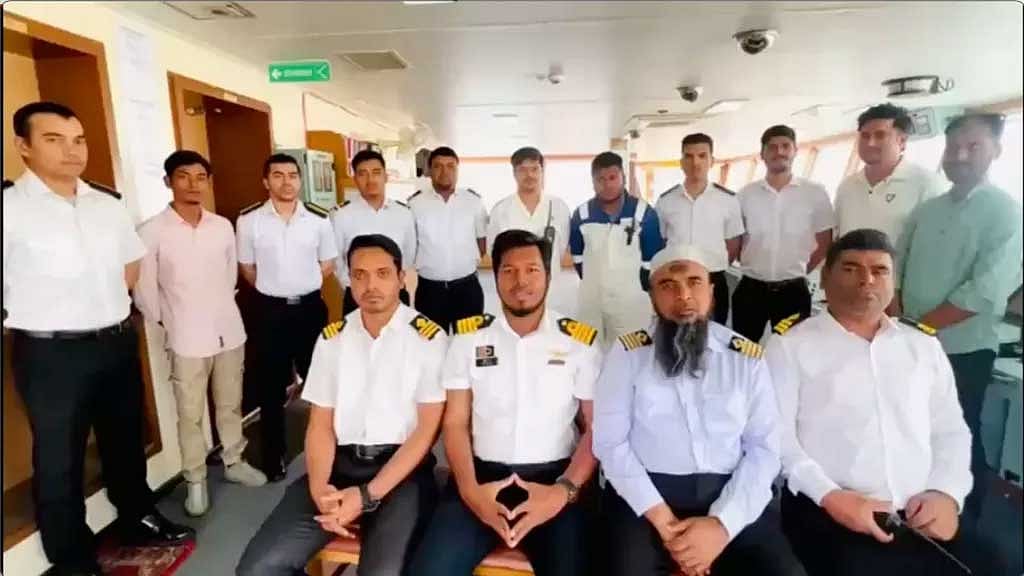 ‘বাংলার জয়যাত্রা’র নাবিকদের সঙ্গে জাহাজের ক্যাপ্টেন শফিকুল ইসলাম (সামনের সারিতে ডান দিক থেকে দ্বিতীয়) এবং চিফ ইঞ্জিনিয়ার রাশেদুল হাসান (ক্যাপ্টেনের বামে) ।