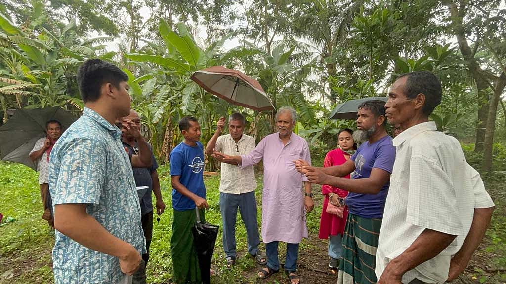 কলাপাড়ার রাখাইন গ্রাম নয়াপাড়ায় শ্মশান দখল হয়ে যাওয়ার ঘটনা সরেজমিন পরিদর্শনে  সিটিজেনস্ ফর হিউম্যান রাইটসের প্রতিনিধি দলের সদস্যরা। ভূমিদস্যুদের করাল গ্রামে একটি প্রাচীন জনজাতির ধীরে ধীরে ‘সংখ্যালঘুতর’ হয়ে ওঠার করুণ চিত্র খতিয়ে দেখছেন তারা।