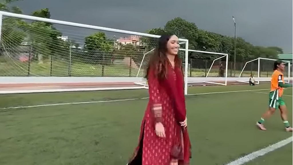 বিকেএসপিতে গিয়ে ঘুরে দেখার পাশাপাশি মেয়েদের সঙ্গে সোমবার ফুটবল খেলেন প্রধানমন্ত্রীর কন্যা জাইমা রহমান।