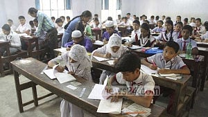 স্থগিত বৃত্তি পরীক্ষার হঠাৎ আয়োজন: দ্বৈত চাপে শিশুরা
