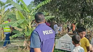 বাগেরহাটে রাস্তায় পড়েছিল কিশোরীর গলা কাটা লাশ