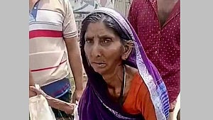 বরগুনায় ছিনতাইকারীর কবলে ভিক্ষুক, খোয়ালেন দুল-নাকফুল