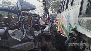বরিশালে বাস-মাইক্রোবাস সংঘর্ষে নিহত ২