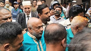 আদালতে হট্টগোল: বরিশাল বারের সভাপতিসহ বিএনপিপন্থি ১১ কৌঁসুলির জামিন