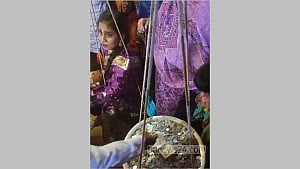 বগুড়ায় নাতনির ওজনে কয়েন উপহার দিলেন নানা