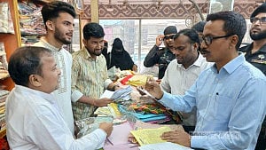 ‘বিদেশি কাপড়’ বলে বিক্রি, প্রমাণ দেখাতে না পারায় লাখ টাকা জরিমানা