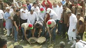 কোদাল দিয়ে মাটি কেটে খাল খননের সূচনা প্রধানমন্ত্রীর