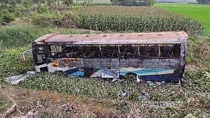 চাঁদপুরে বাস খাদে পড়ে আগুন, যাত্রী না থাকায় রক্ষা