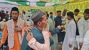 আরবের সঙ্গে মিল রেখে দেশের বিভিন্ন জেলায় ঈদ উদযাপন