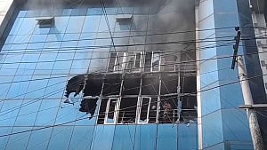 অর্কিড প্লাজায় ২ মৃত্যু: কাচ ঘেরা ভবন থেকে ‘ধোঁয়া বের হতে পারেনি’