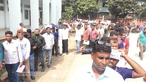 চুয়াডাঙ্গায় তেল পাম্পে শৃঙ্খলা ফেরাতে ‘ফুয়েল কার্ড’ বিতরণ শুরু