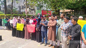 চাকসু নেতার ওপর হামলার প্রতিবাদে মানববন্ধন, গ্রেপ্তার ১